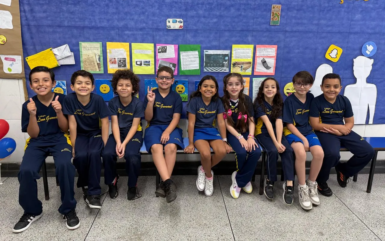 Turma do Ensino Fundamental na Feira do Saber do colégio