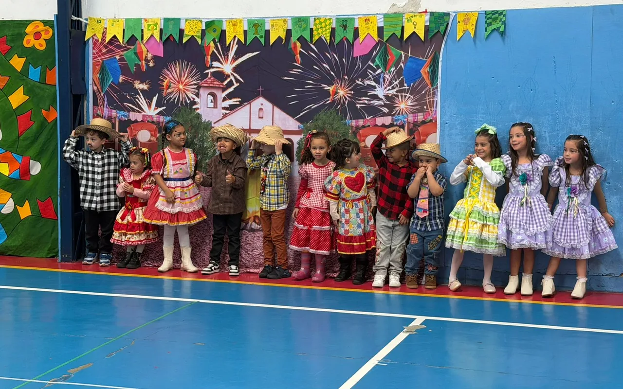 Turma da Educação Infantil na Festa Junina do colégio