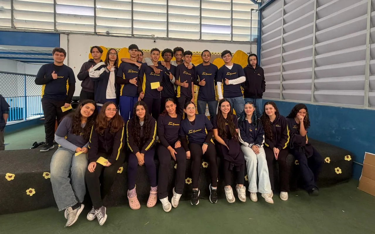 Alunos do colégio reunidos na quadra coberta