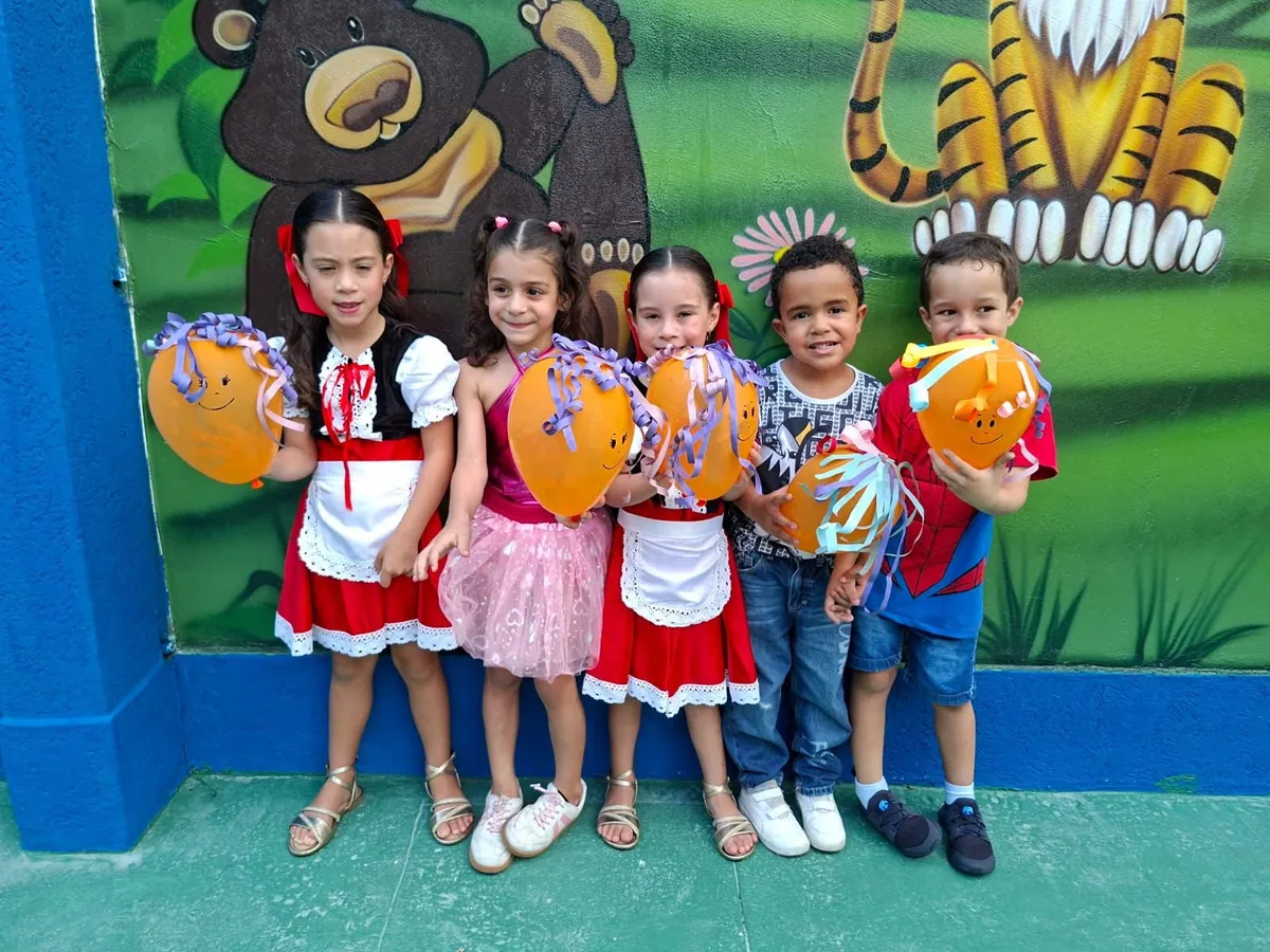 Alunos fantasiados no Carnaval da escola