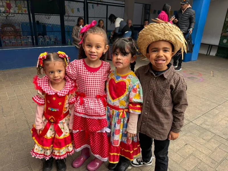 Crianças com roupa caipira na Festa Junina