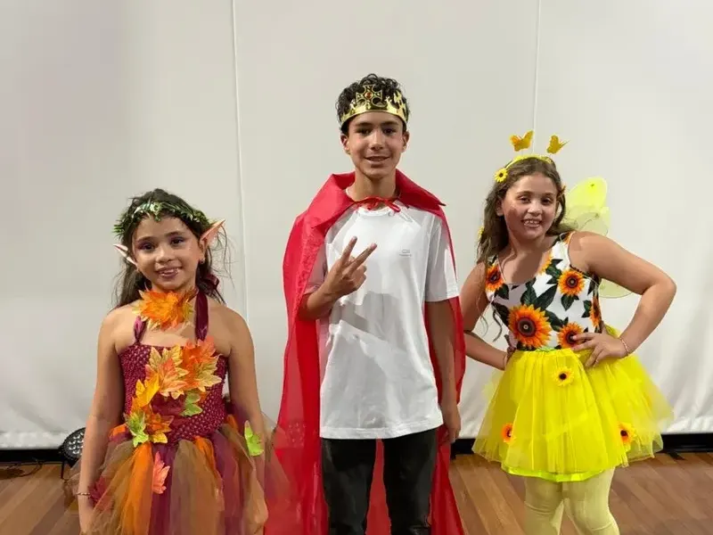 Alunos fantasiados na apresentação de teatro