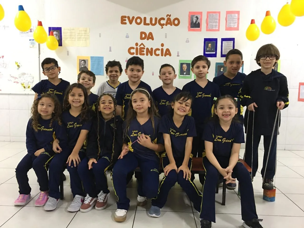 Turma do Fundamental na sala que montou para a Feira do Saber do colégio